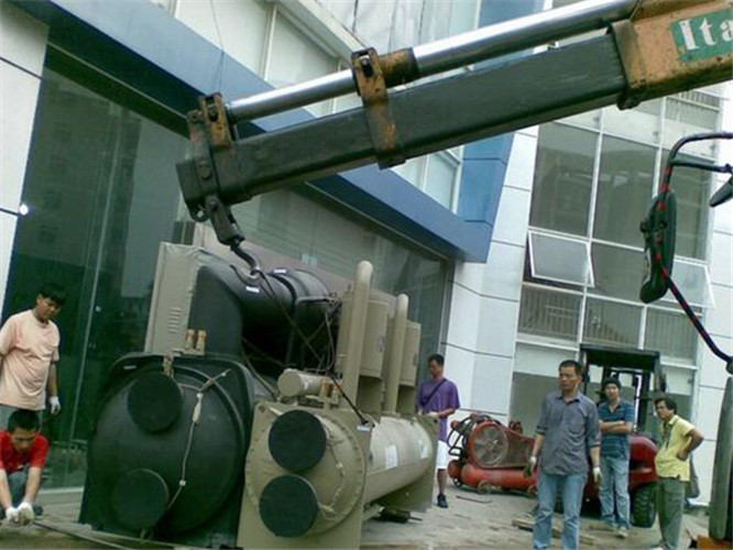 惠山区随车吊和汽车吊的核心区别是什么？哪种更省钱？